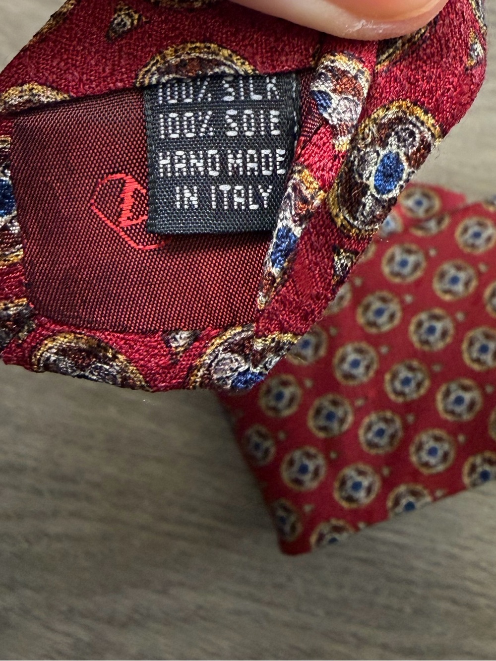 Vintage Valentino Cravatte Red Silk Geometric Medallion Neck Tie Made in Italy - Picture 5 of 9